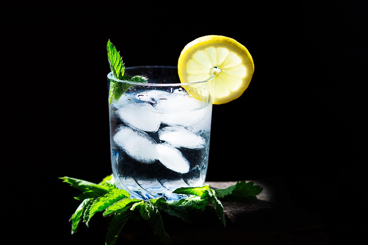 Piante bagnate con acqua gelata, evidenziando l'effetto sugli steli e sulle foglie.