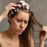 Cosa succede se lavi i capelli ogni giorno Davvero indebolisce la chioma?